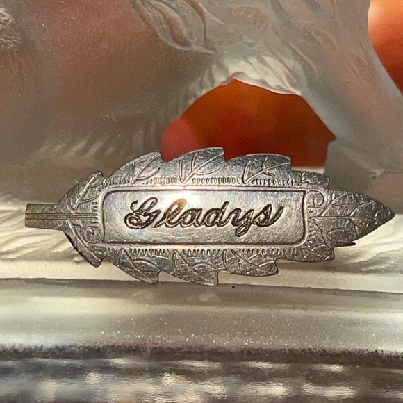 Antique Brooch GLADYS Engraved on Small Gold Leaf - Picture 3 of 12